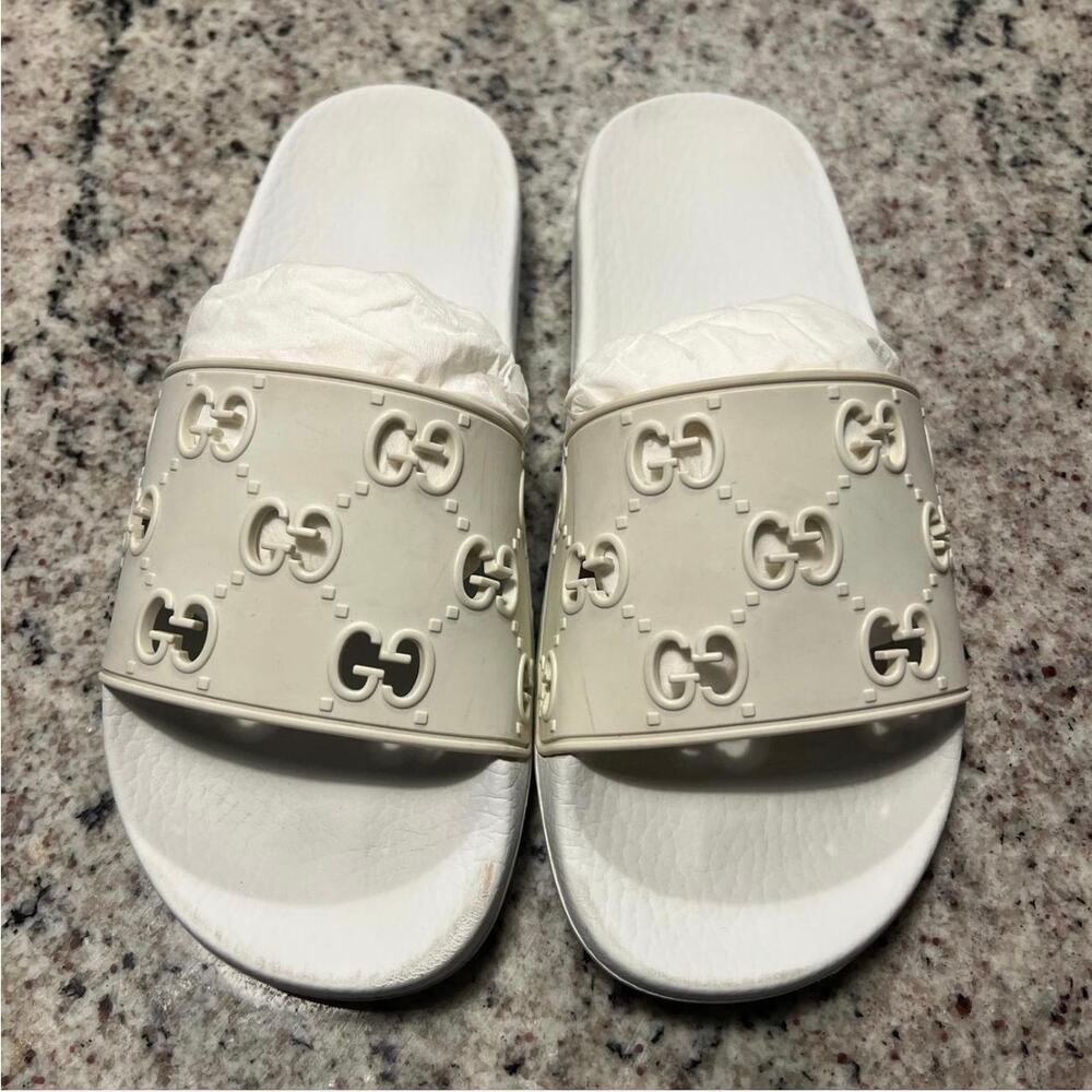 Gucci Rubber GG Monogram Slide Sandals in white rubber, water-resistant, size 8 - Picture 2 of 9